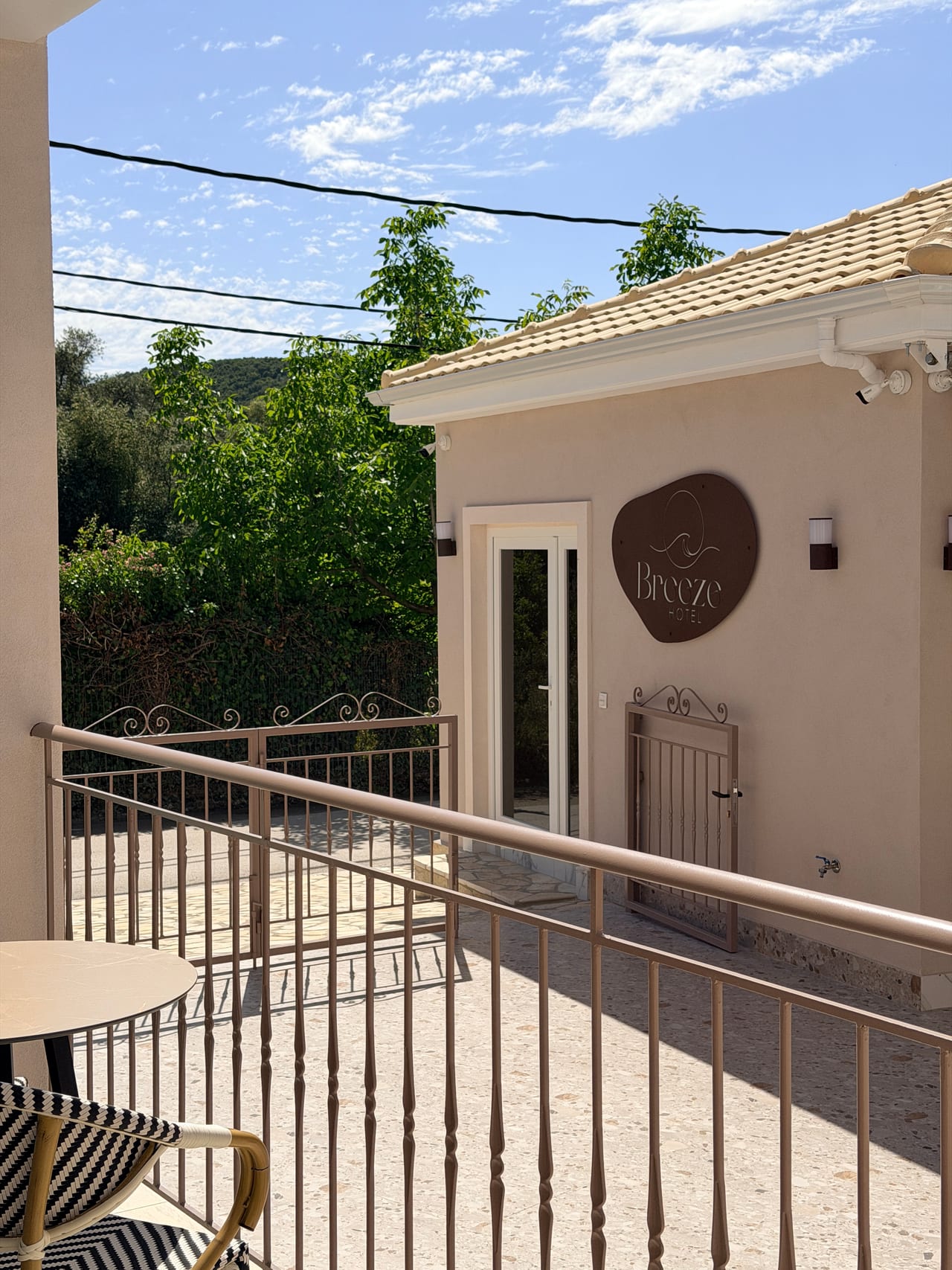 Είσοδος του Breeze Hotel στον Βάλτο της Πάργας
