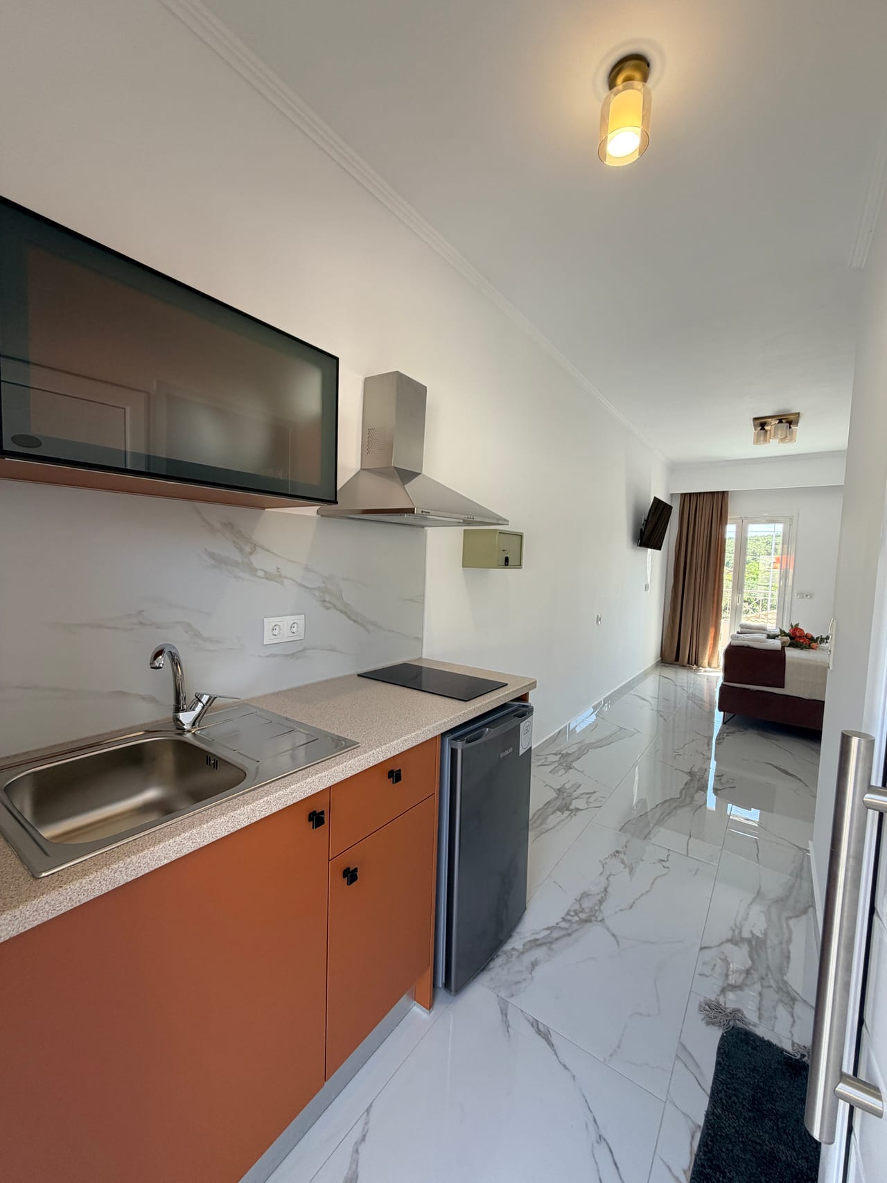 Μικρή κουζίνα σε δωμάτιο του Breeze Hotel