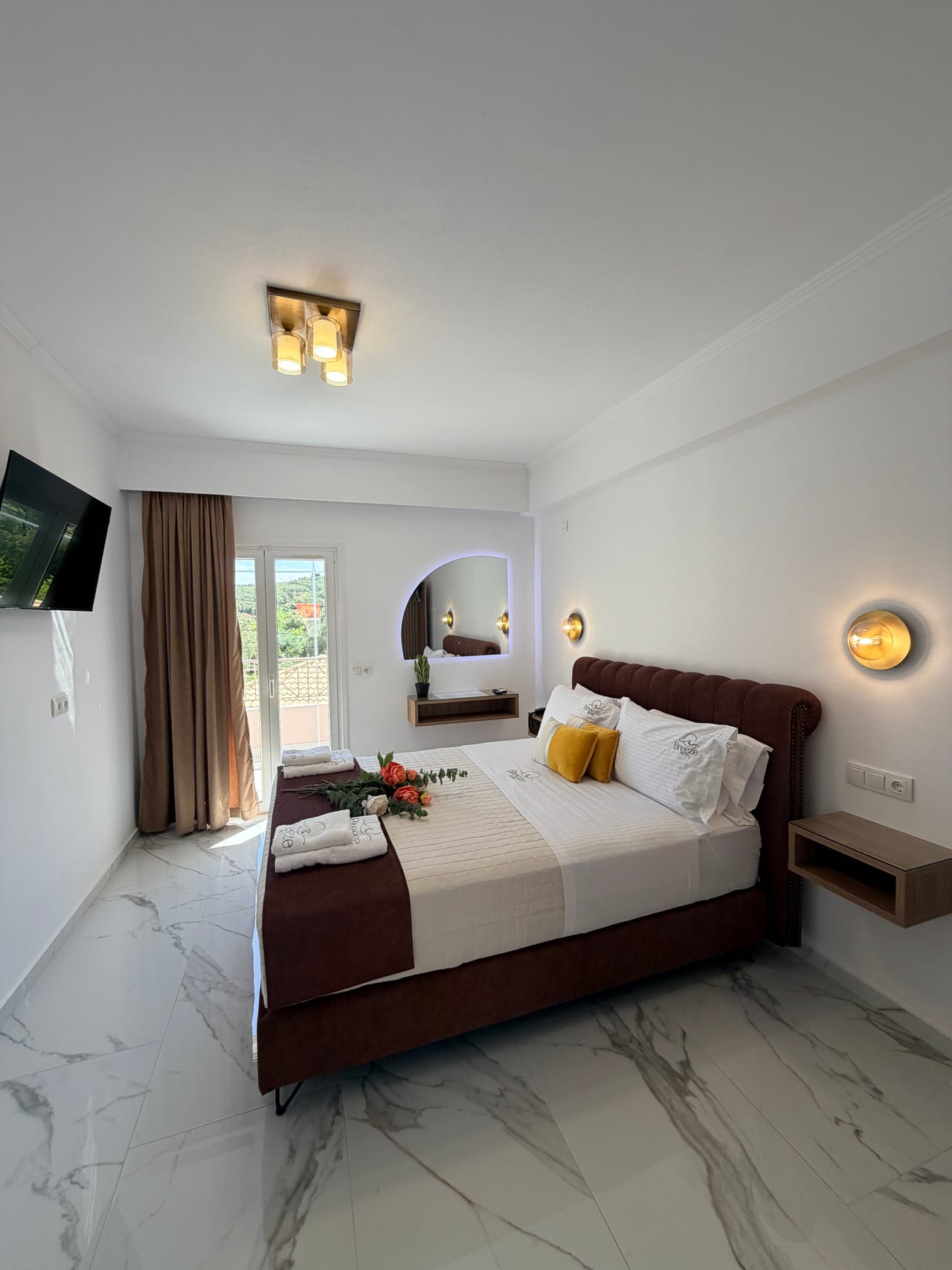 Φωτεινό δωμάτιο του Breeze Hotel με διπλό κρεβάτι και μοντέρνα διακόσμηση