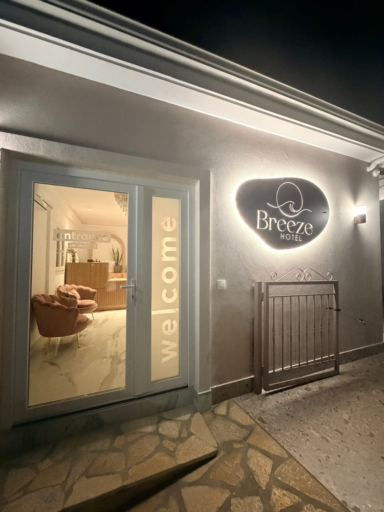 Φωτισμένη πινακίδα του Breeze Hotel τη νύχτα